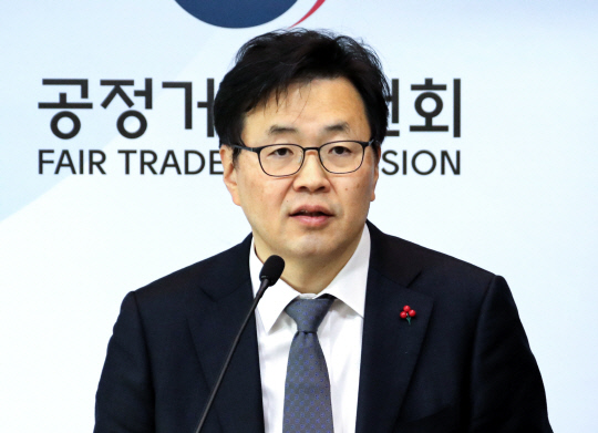 육성권 공정거래위원회 사무처장이 24일 오전 정부세종청사에서 플랫폼 독과점 폐해 방지를 위한 '(가칭) 플랫폼 공정경쟁 촉진법' 제정 추진과 관련한 설명을 하고 있다. [연합뉴스]